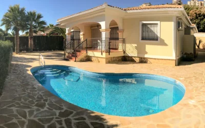 Kidney shape pool with Crazy Paving terraces in Bonalba